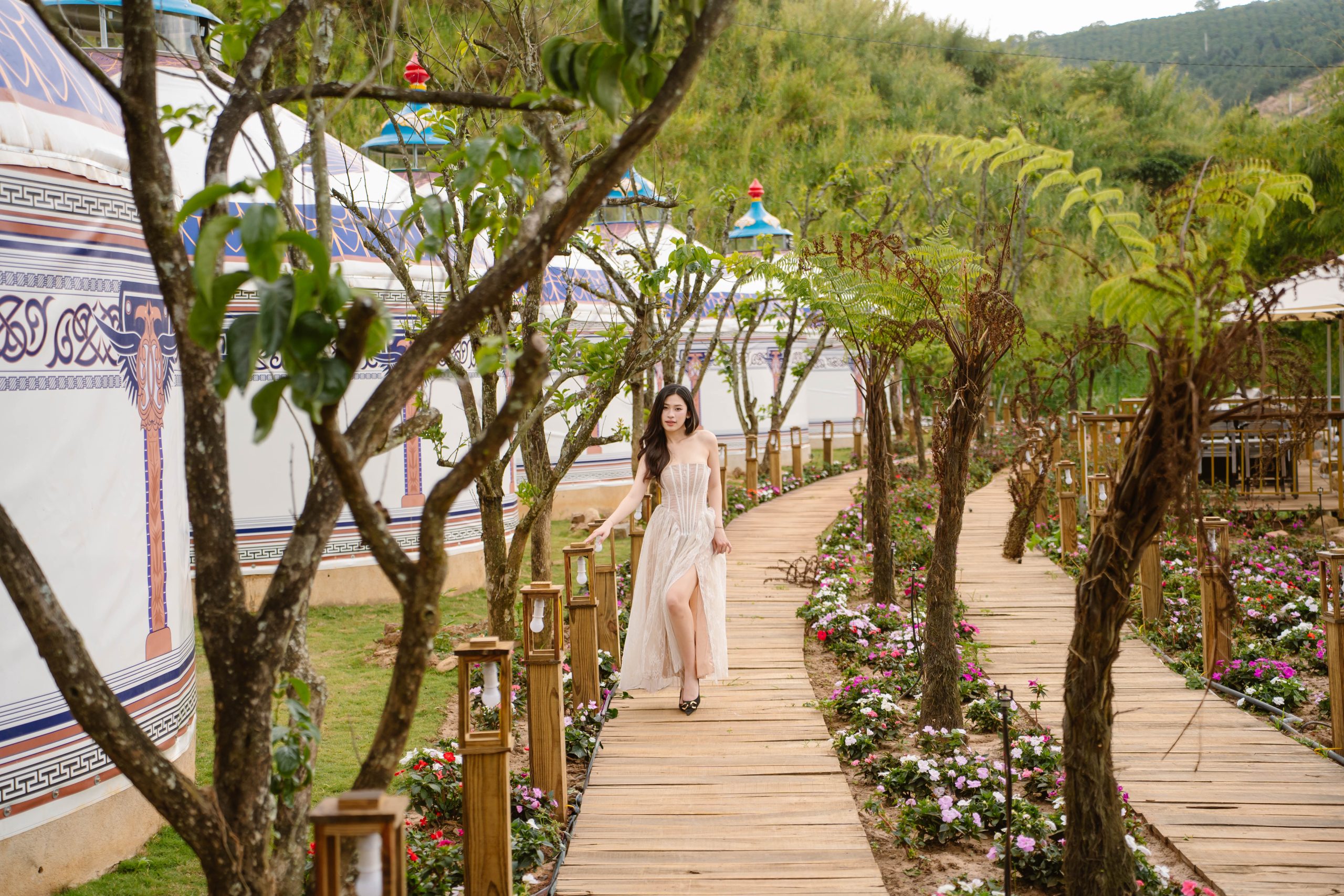 con duong ngap tran anh sang va hoa ben suoi tai thien minh da lat