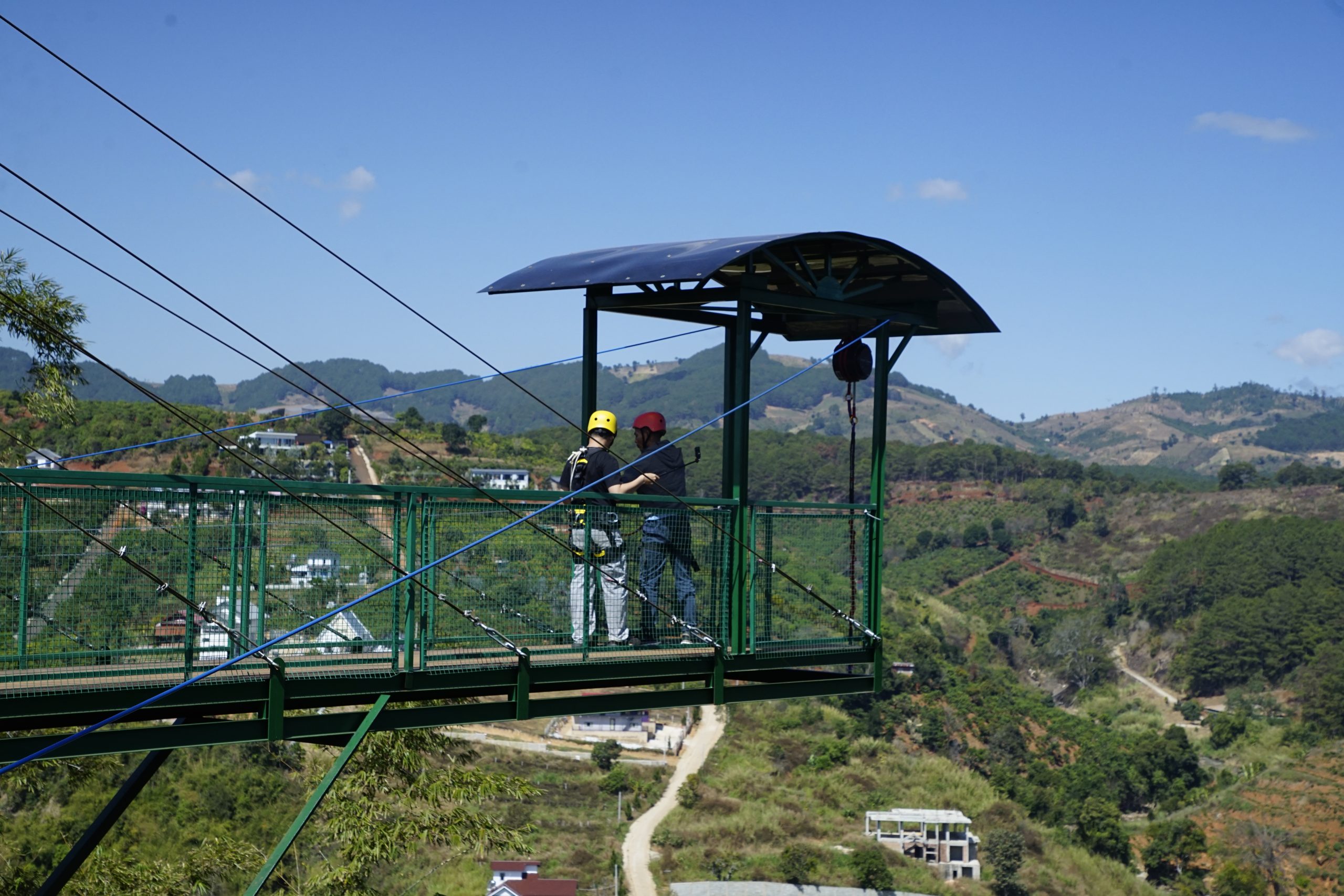 nguoi choi dang chuan bi tham gia nhay bungee cung cu nhay vo cuc