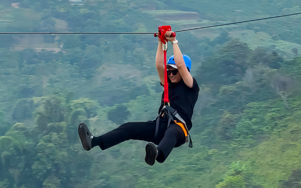 kham pha khong gian cung zipline phieu luu ky